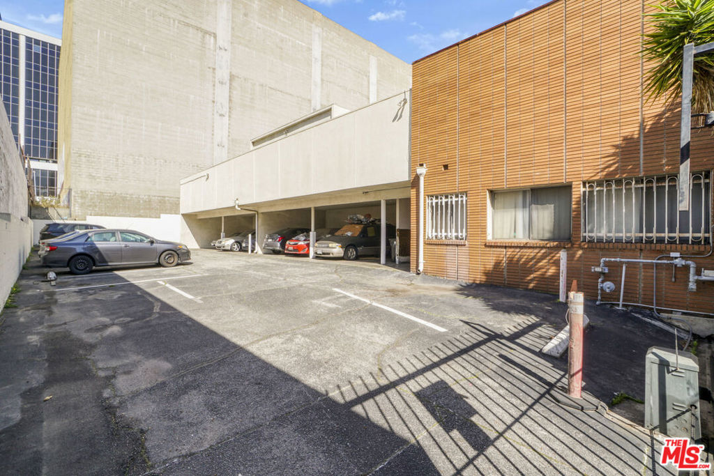 933 Grattan Street Property Photo 3