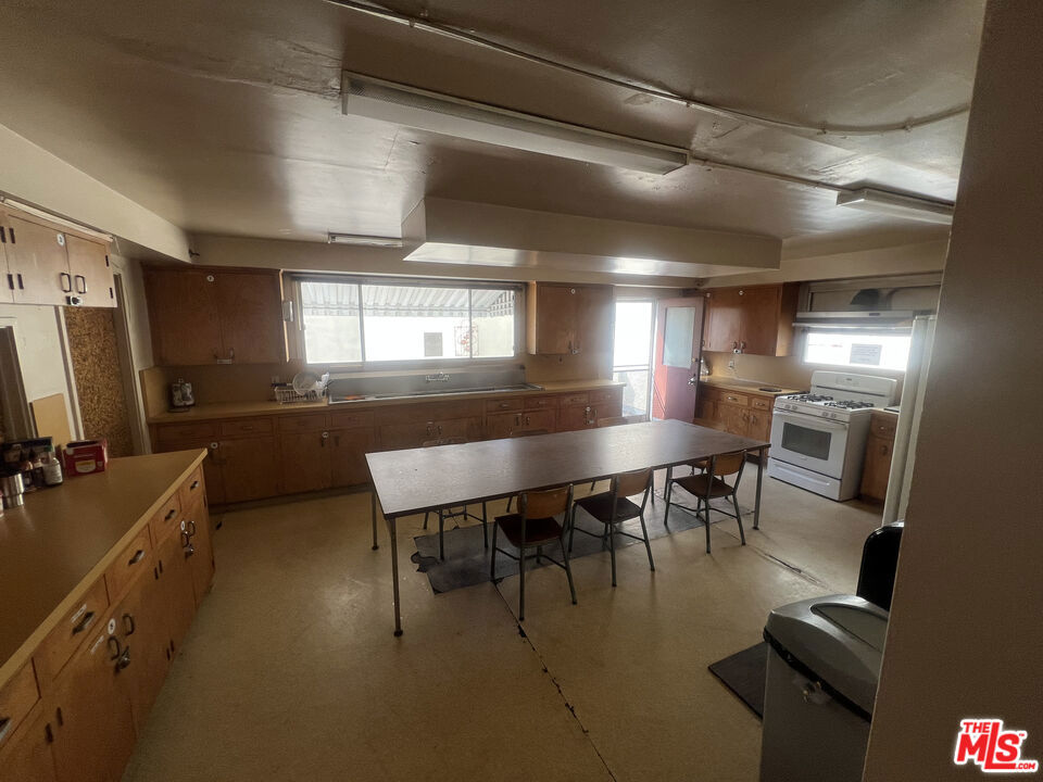 933 Grattan Street Property Photo 6