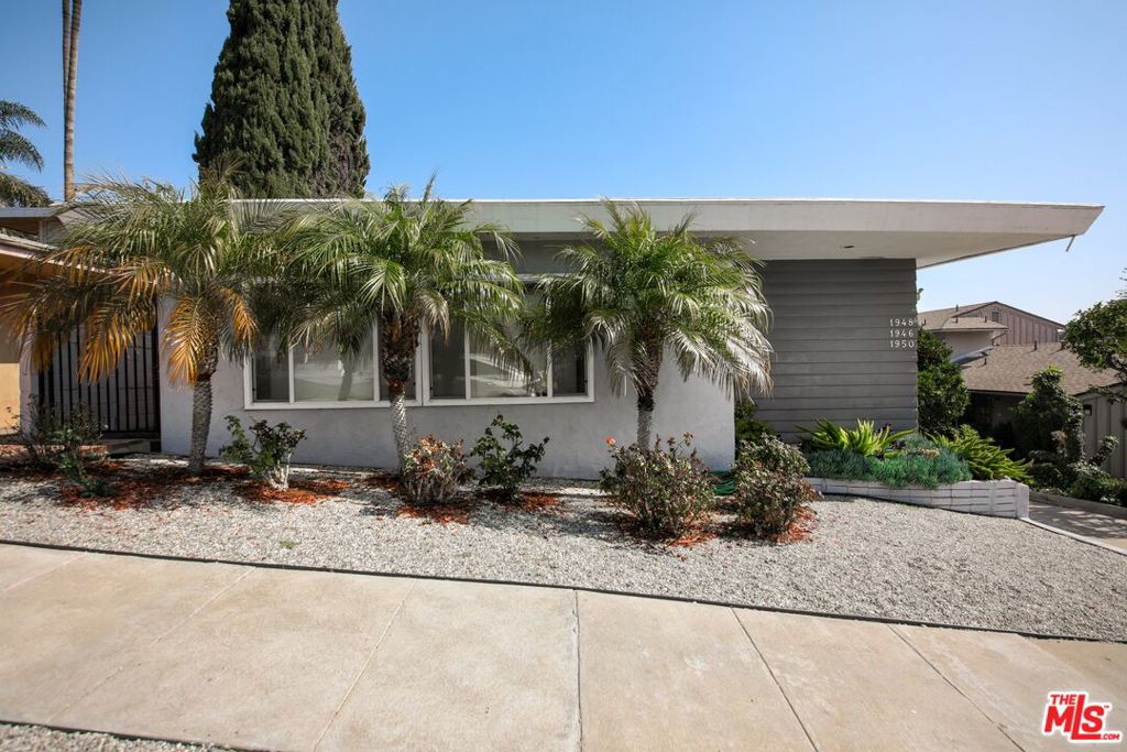 1946 Holmby Avenue Property Photo 2