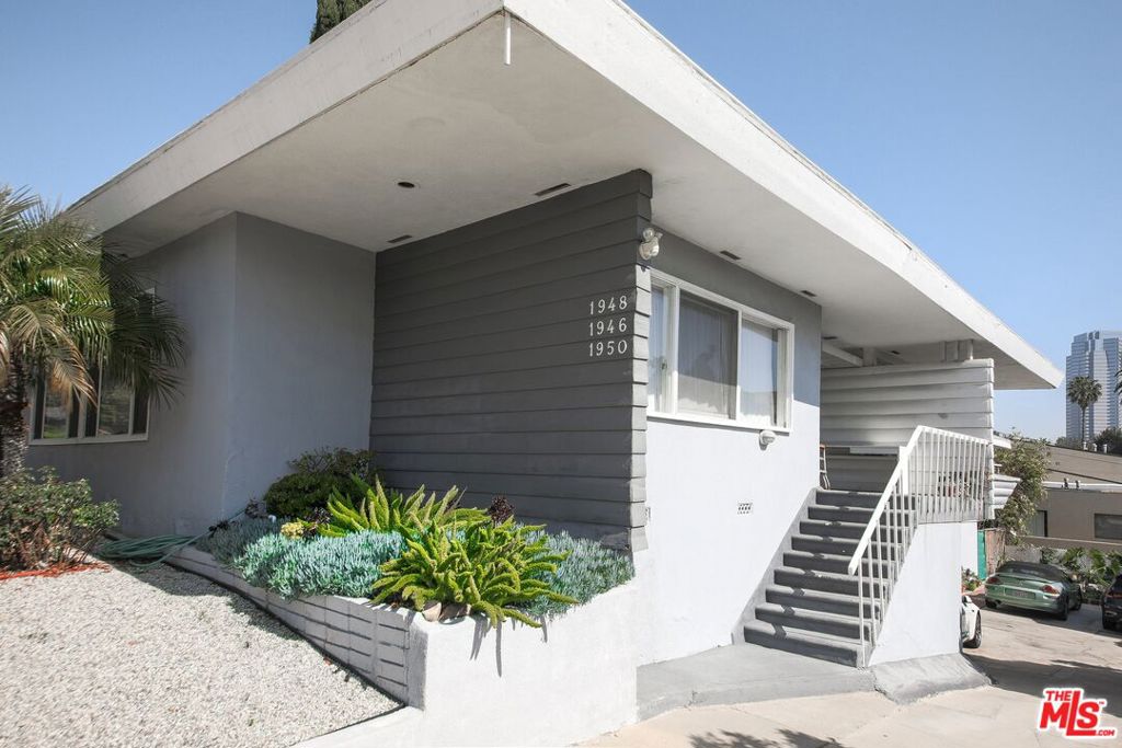 1946 Holmby Avenue Property Photo 4