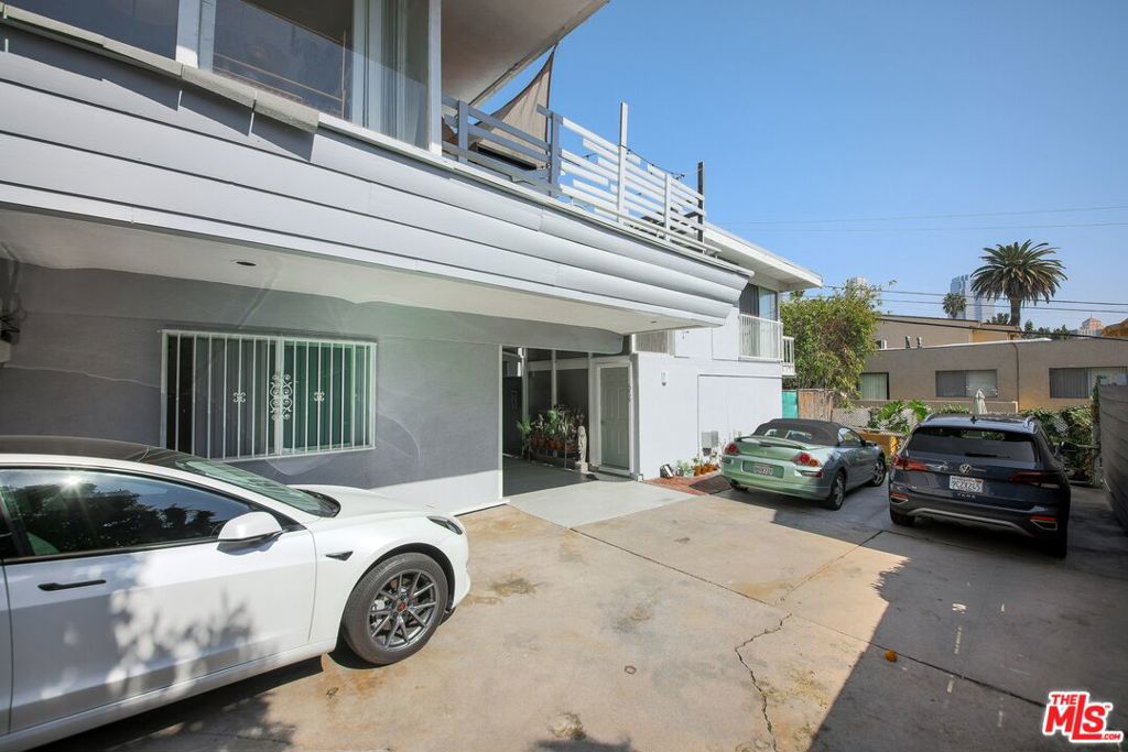 1946 Holmby Avenue Property Photo 6