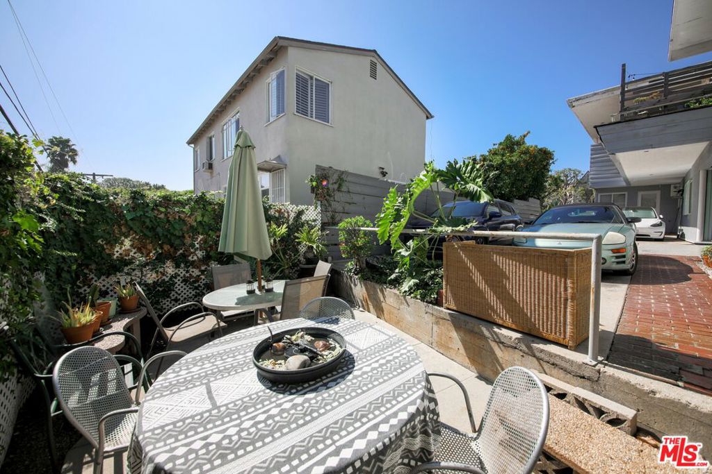 1946 Holmby Avenue Property Photo 7