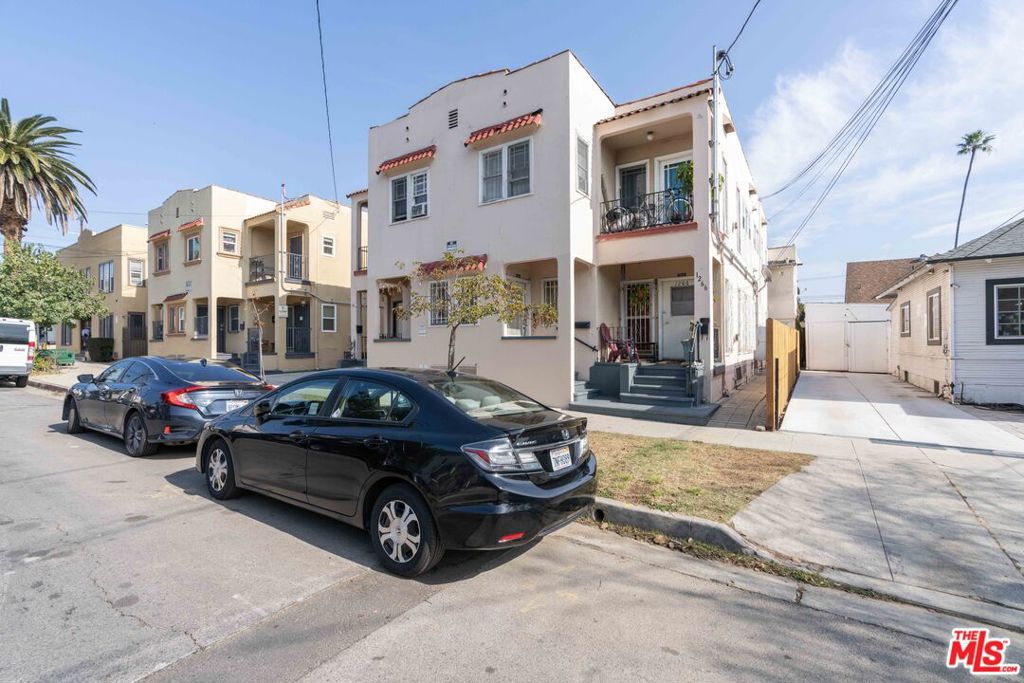 1266 N Ardmore Avenue Property Photo
