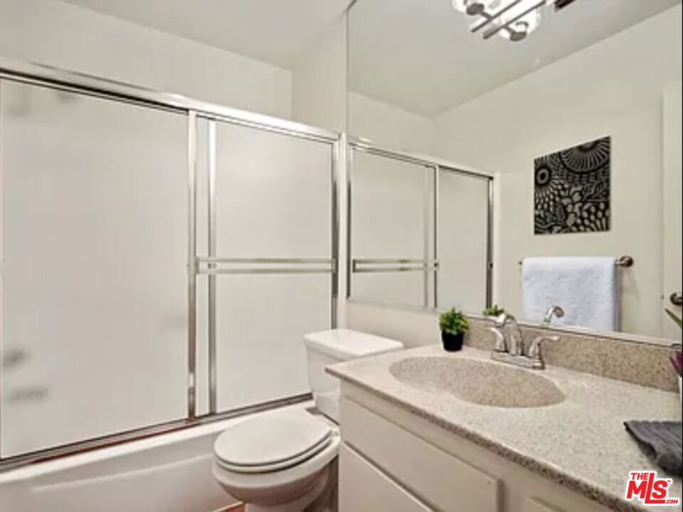 4553 Willis Avenue Property Photo 7