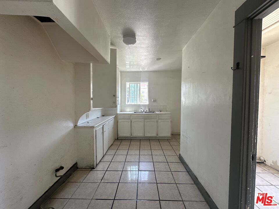 1117 N Alexandria Avenue Property Photo 15