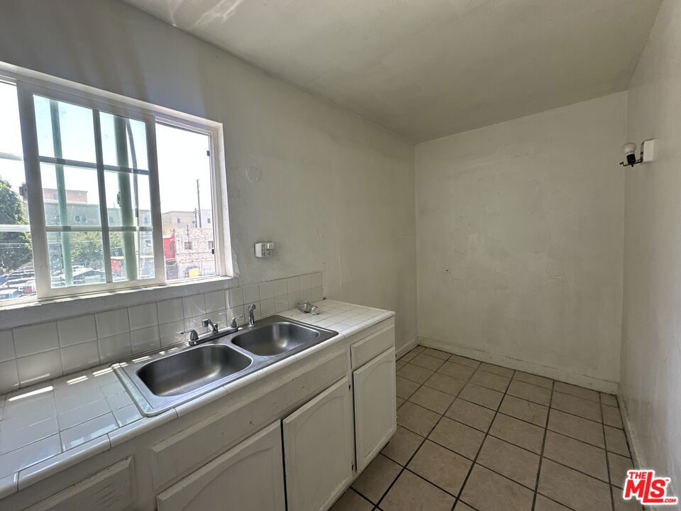 1117 N Alexandria Avenue Property Photo 16