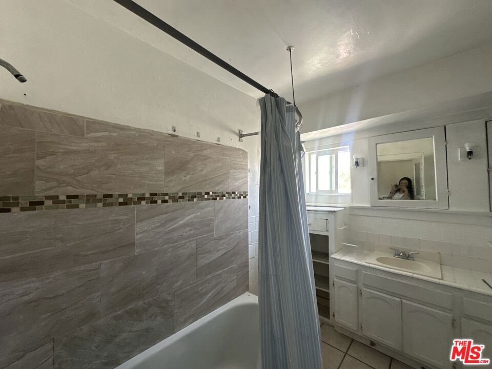 1117 N Alexandria Avenue Property Photo 20