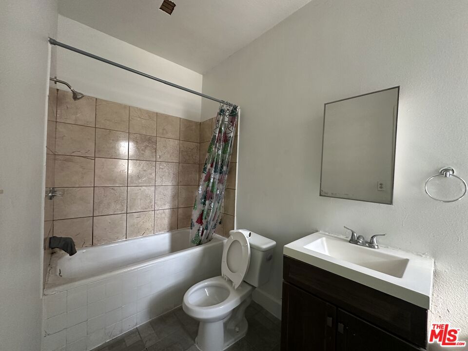 1117 N Alexandria Avenue Property Photo 25