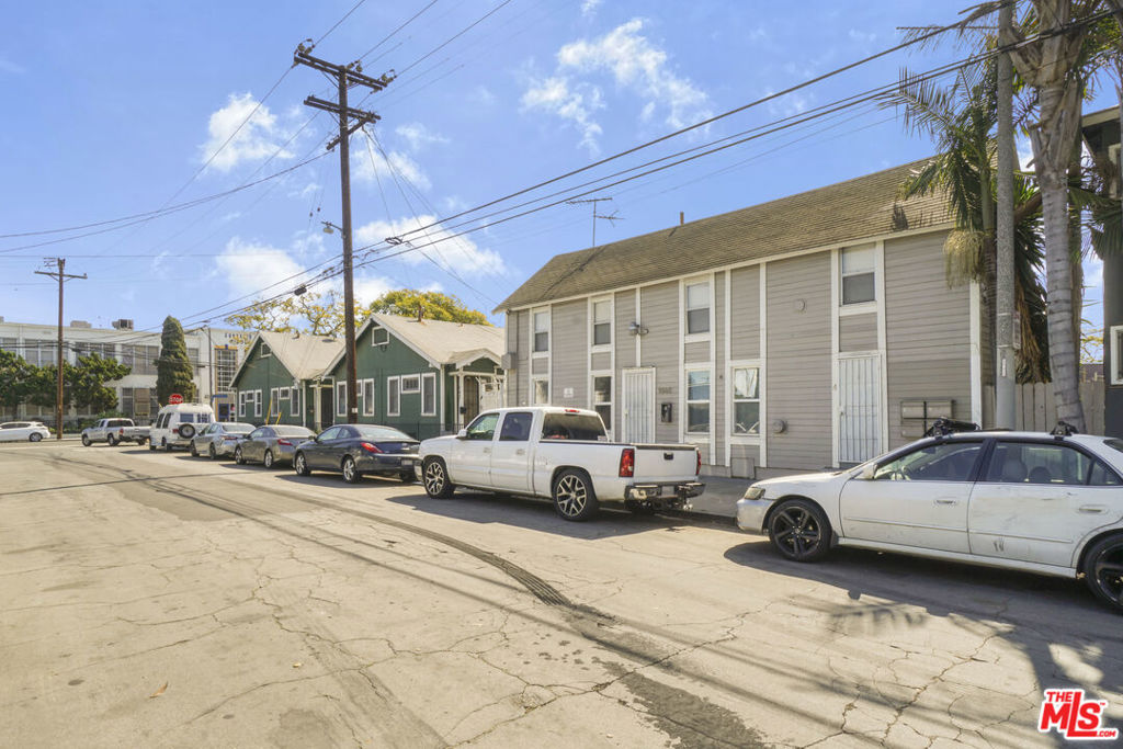 1060 E 6th Street Property Photo 4