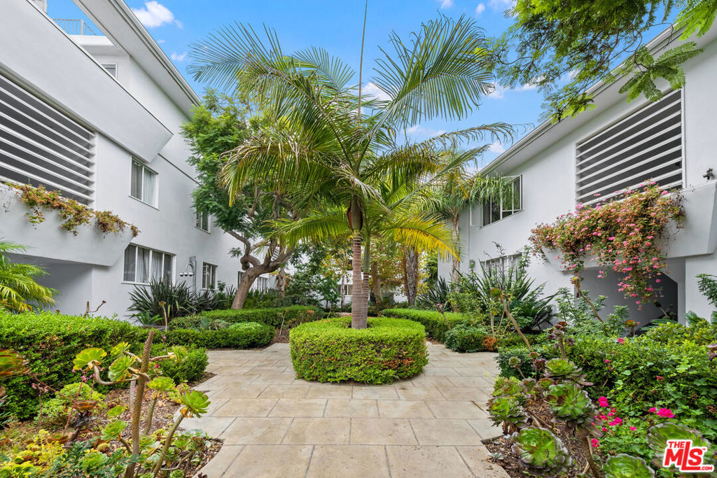 130 132 D San Vicente Boulevard Property Photo