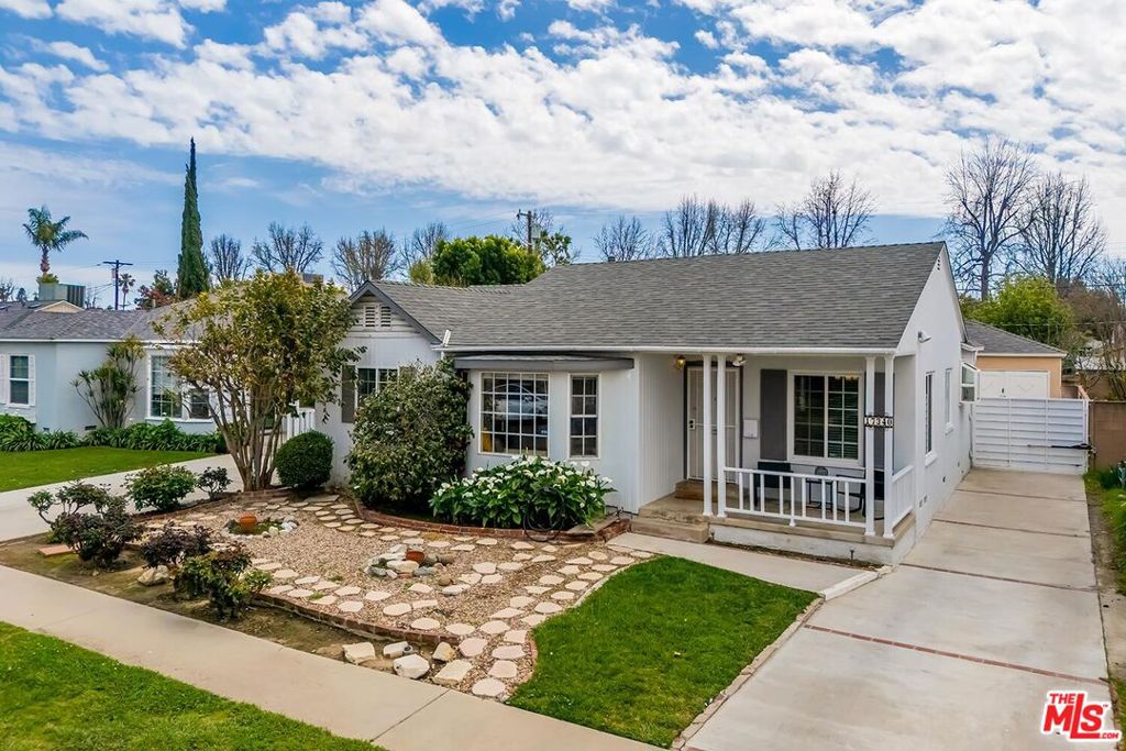 17340 Hamlin Street Property Photo