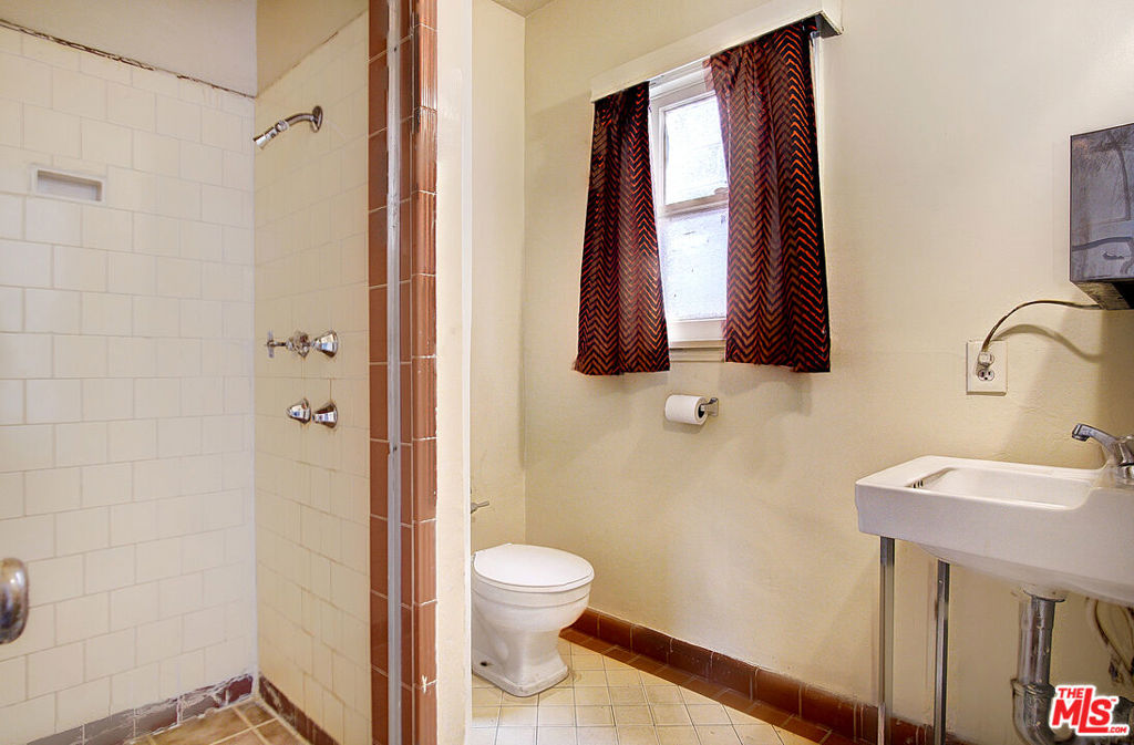 5251 Hollywood Boulevard Property Photo 15