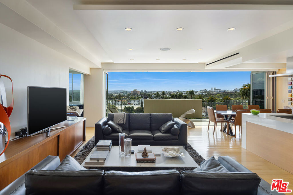 818 N Doheny Drive 702 Property Photo