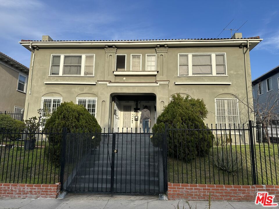 154 S Manhattan Place Property Photo 1