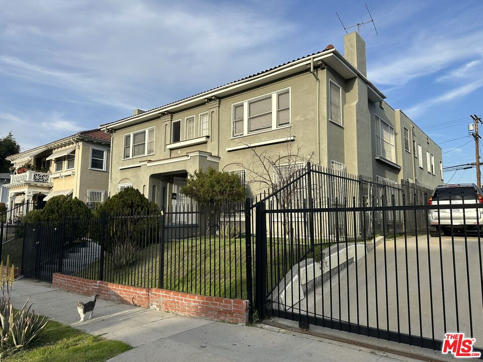 154 S Manhattan Place Property Photo 2