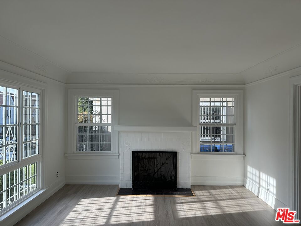 154 S Manhattan Place Property Photo 3