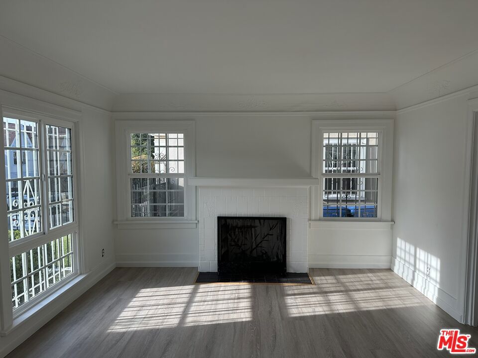 154 S Manhattan Place Property Photo 4