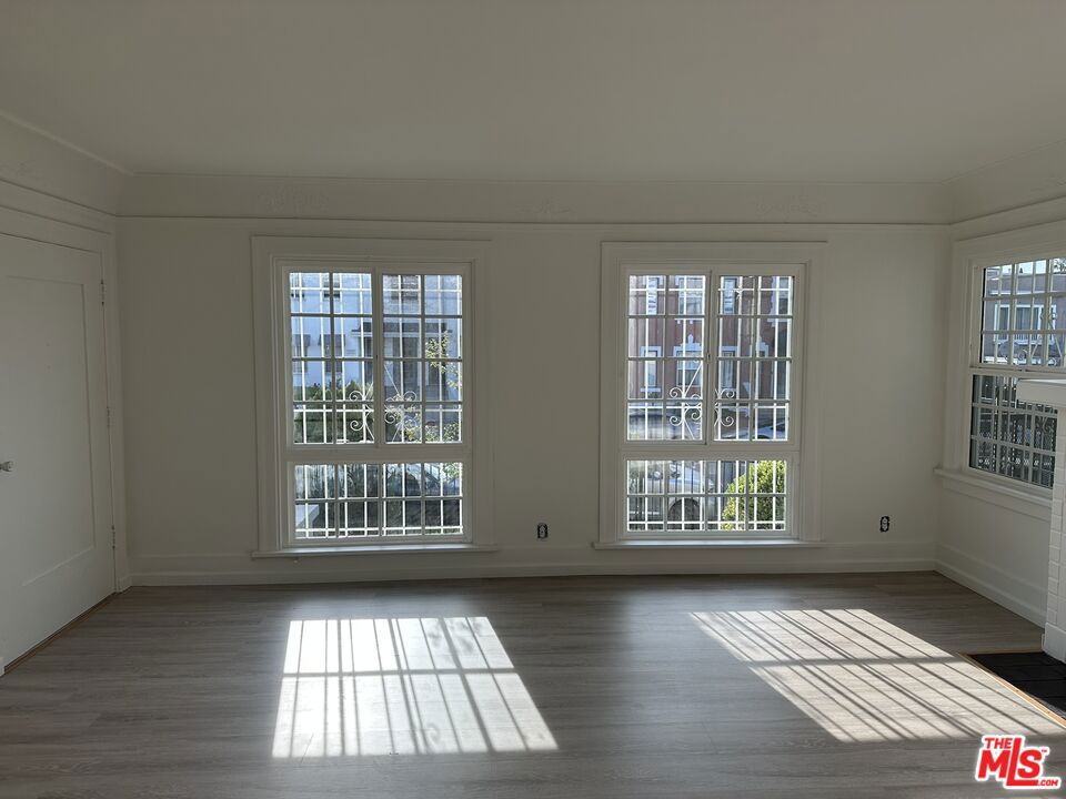 154 S Manhattan Place Property Photo 5