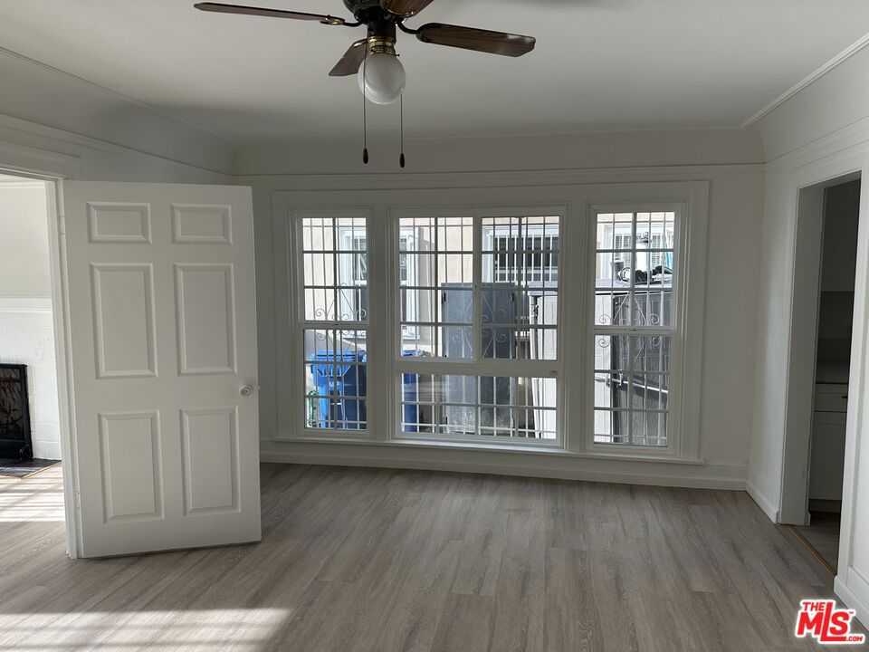154 S Manhattan Place Property Photo 7