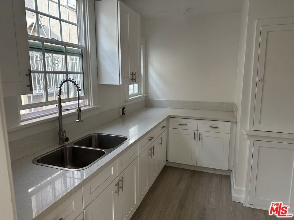 154 S Manhattan Place Property Photo 21