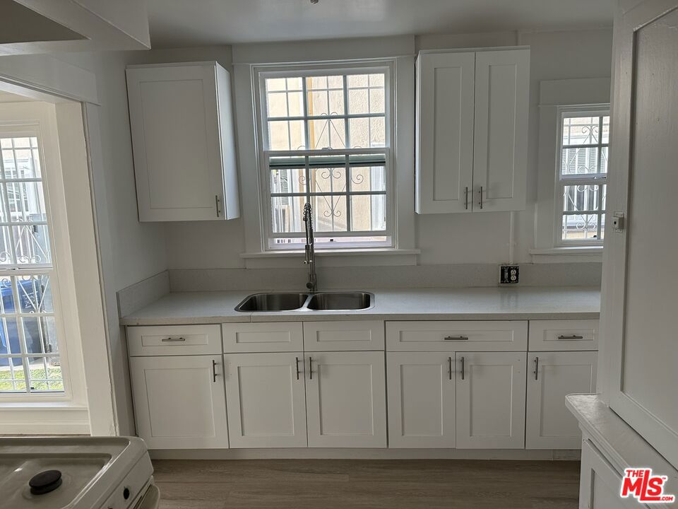 154 S Manhattan Place Property Photo 23