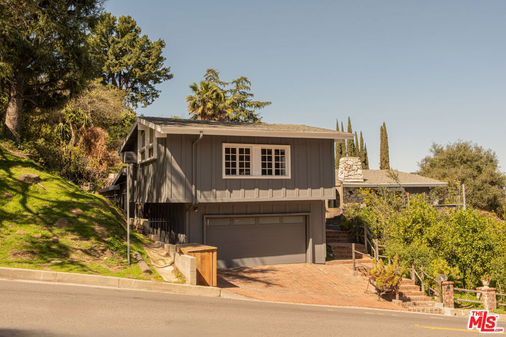 16582 Calneva Drive Property Photo
