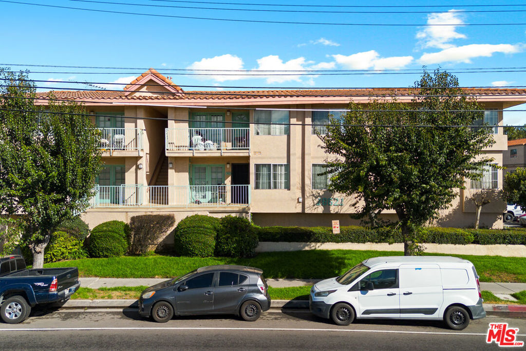 18621 Saticoy Street Property Photo