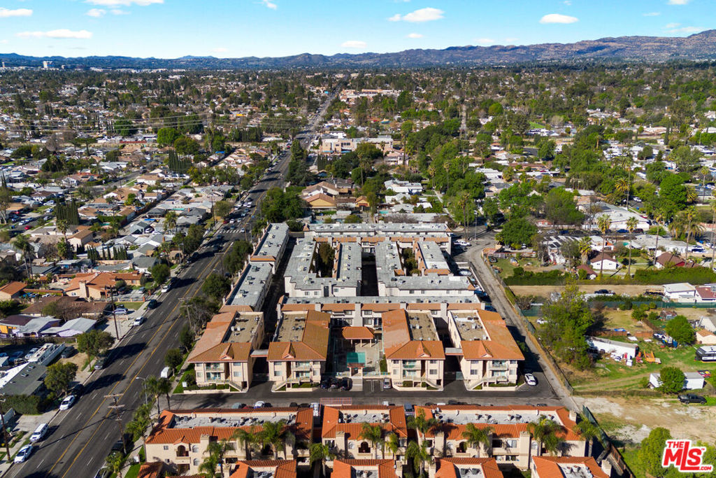 18621 Saticoy Street Property Photo 4