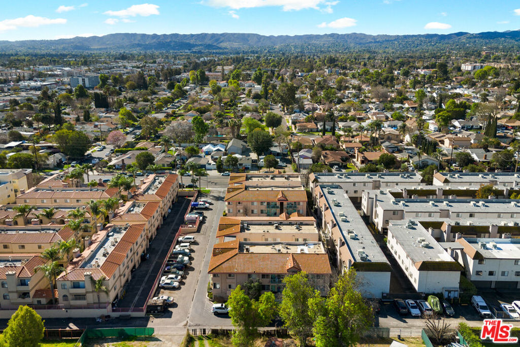 18621 Saticoy Street Property Photo 6