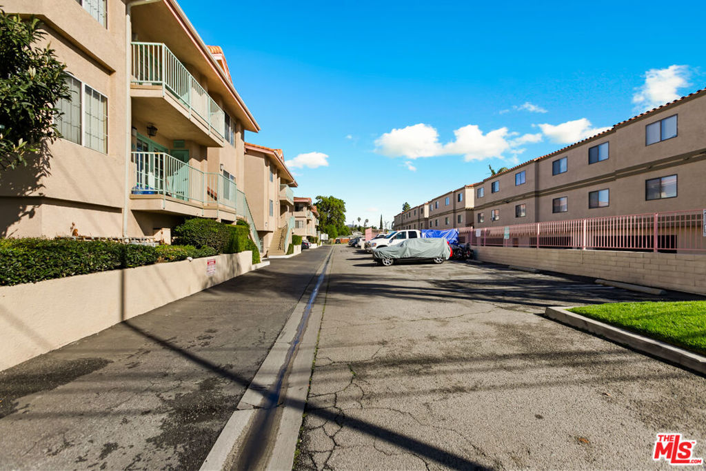 18621 Saticoy Street Property Photo 12