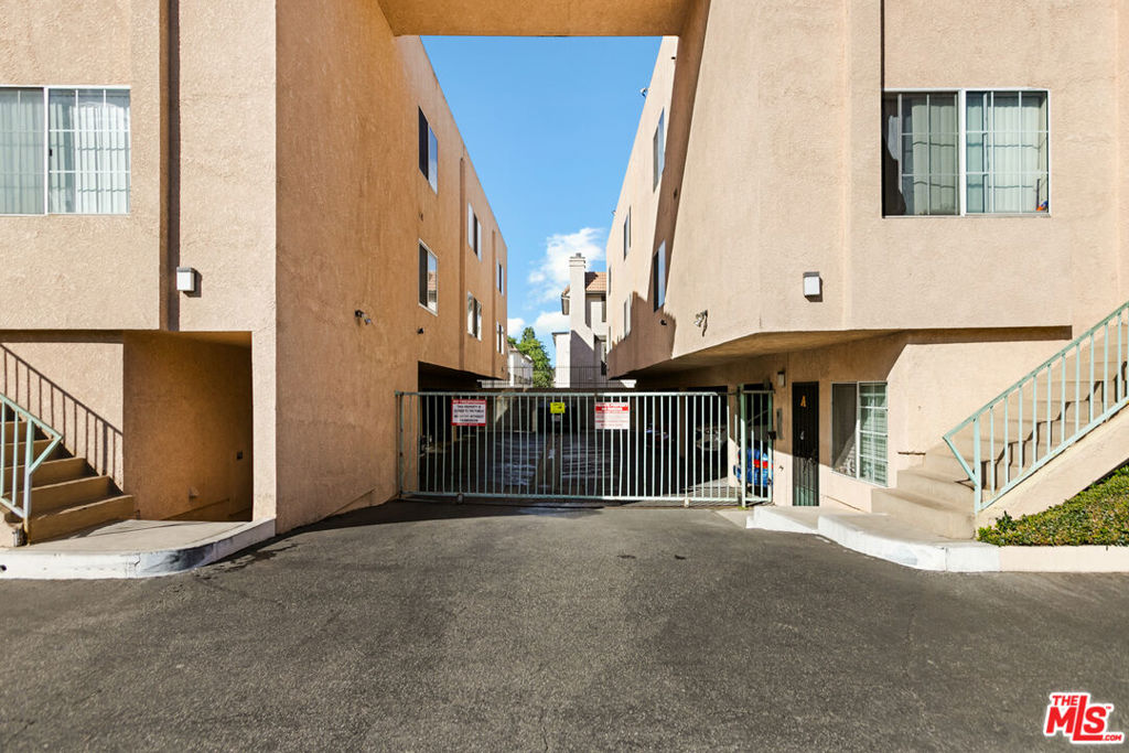 18621 Saticoy Street Property Photo 13