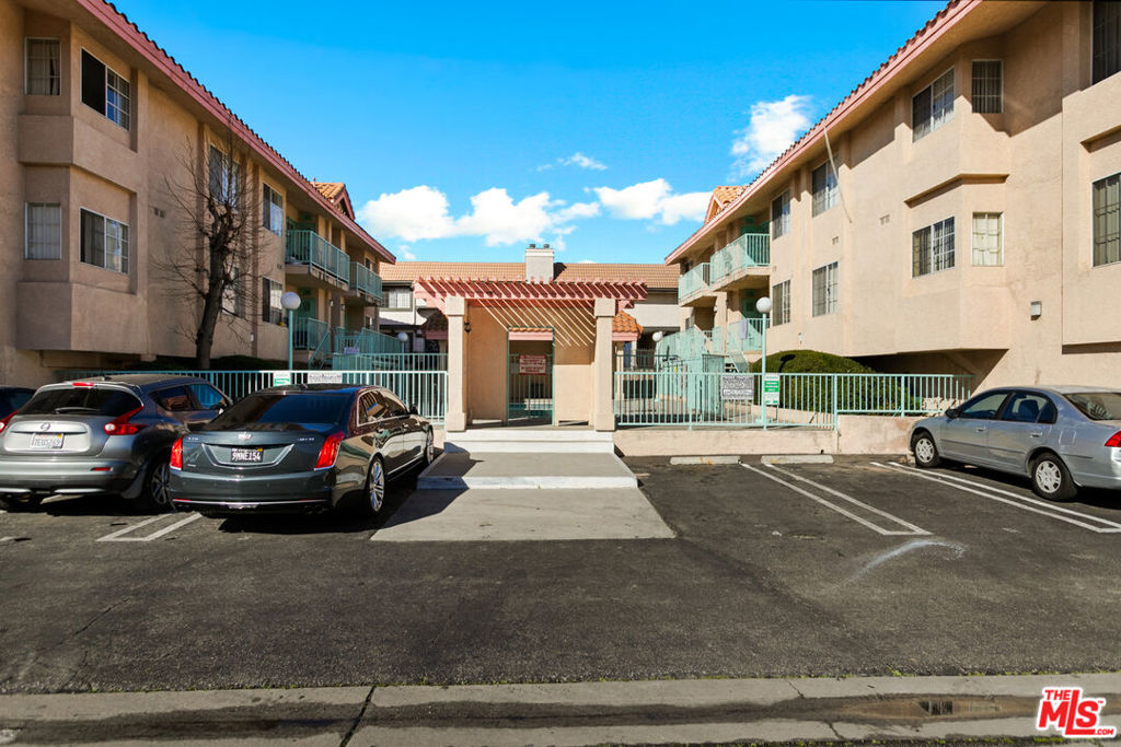 18621 Saticoy Street Property Photo 14