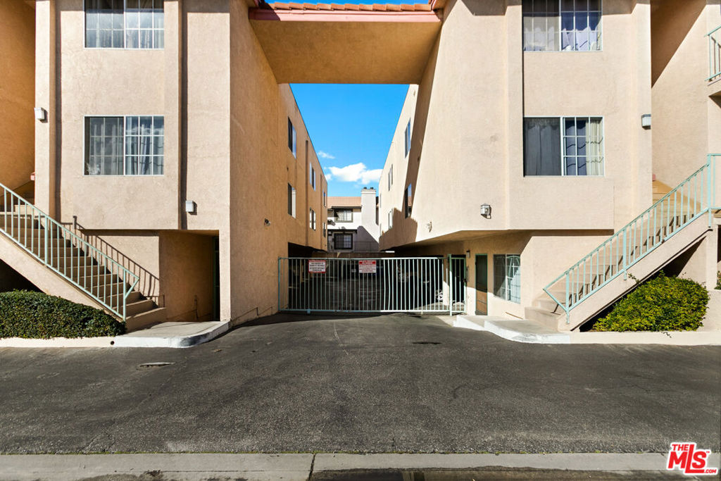 18621 Saticoy Street Property Photo 16