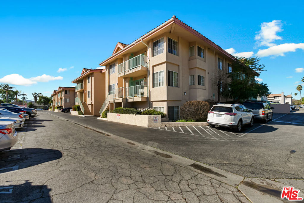 18621 Saticoy Street Property Photo 17