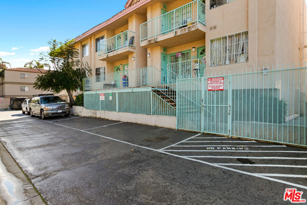 18621 Saticoy Street Property Photo 18