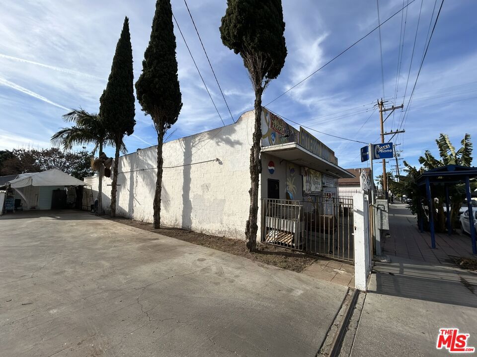 1701 N Willowbrook Avenue Property Photo 9