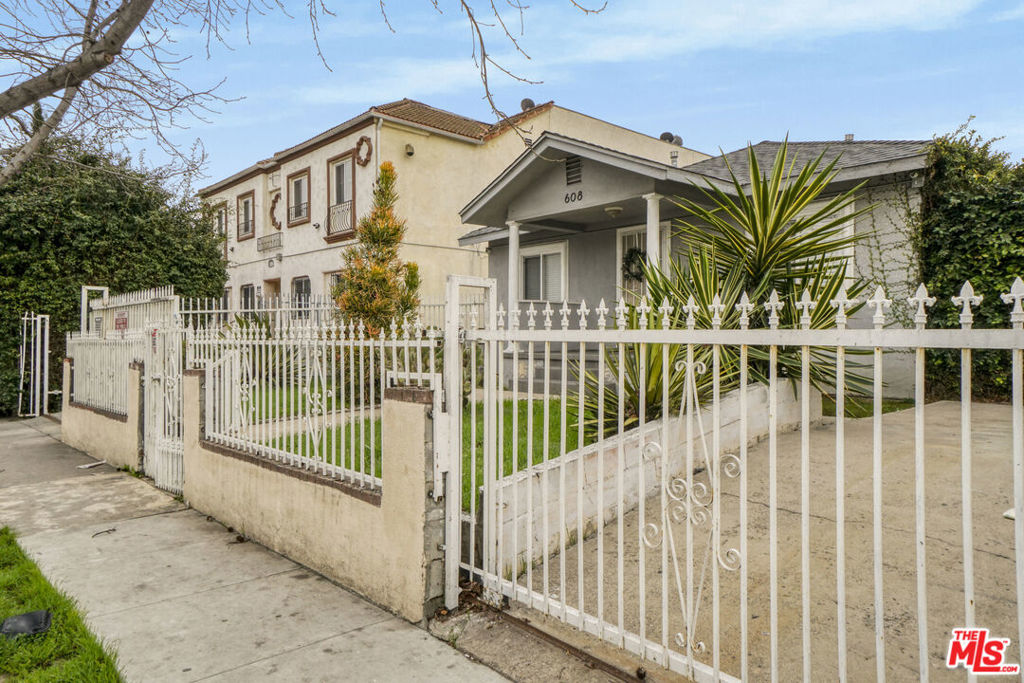 602 W 75th Street Property Photo 4