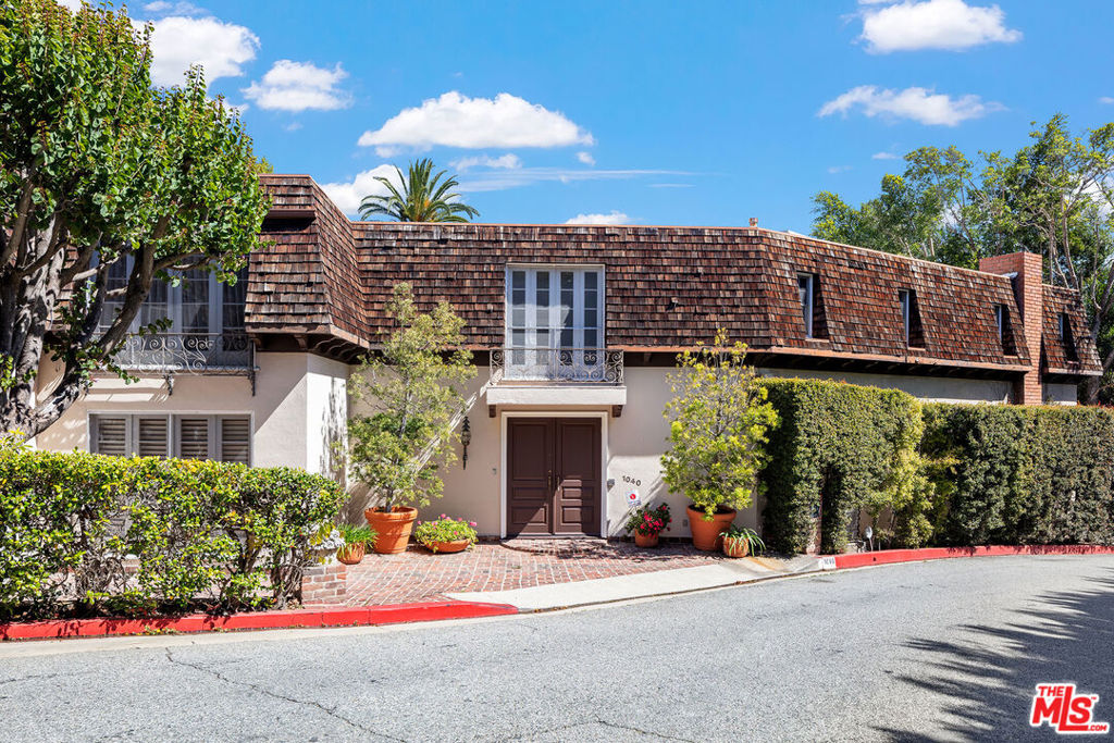 1040 Cove Way Property Photo