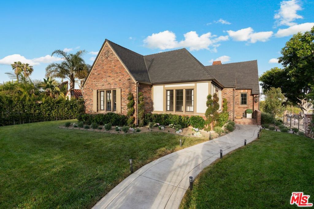 4730 Angeles Vista Boulevard Property Photo