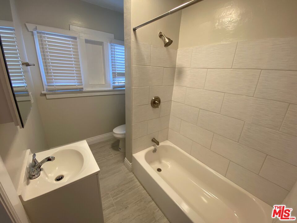 4216 Woodlawn Avenue Property Photo 6