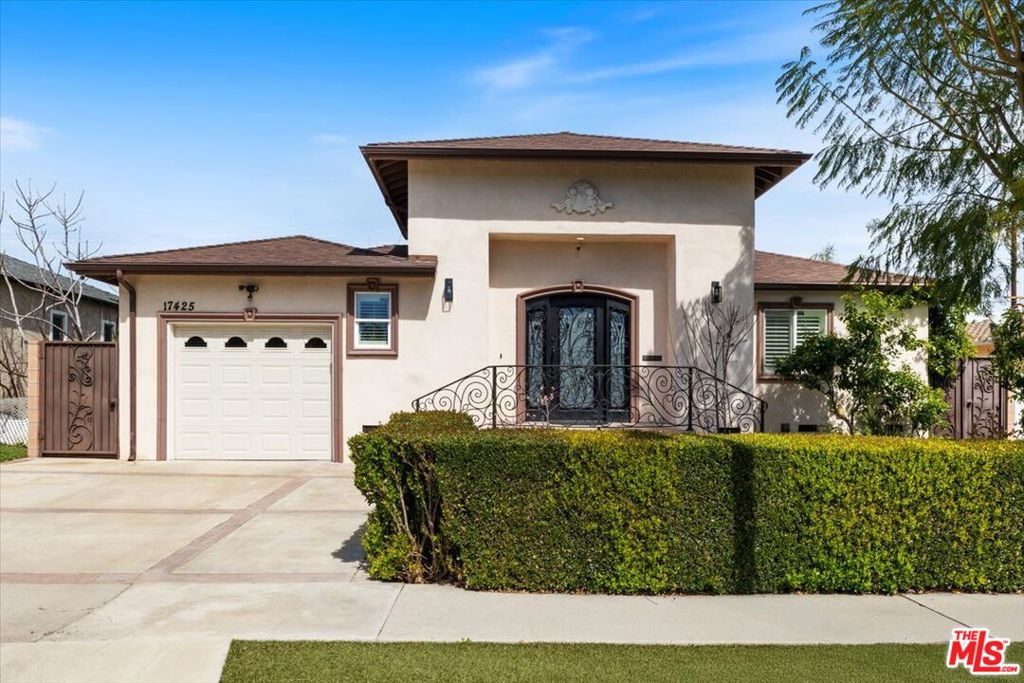 17425 Califa Street Property Photo
