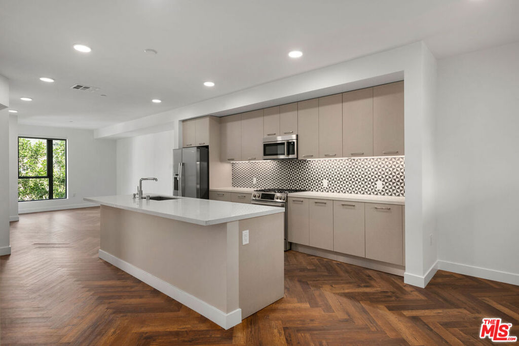1250 N Fairfax Avenue 402 Property Photo