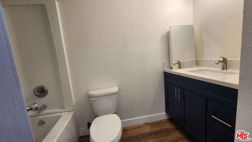 7811 S San Pedro Street Property Photo 8