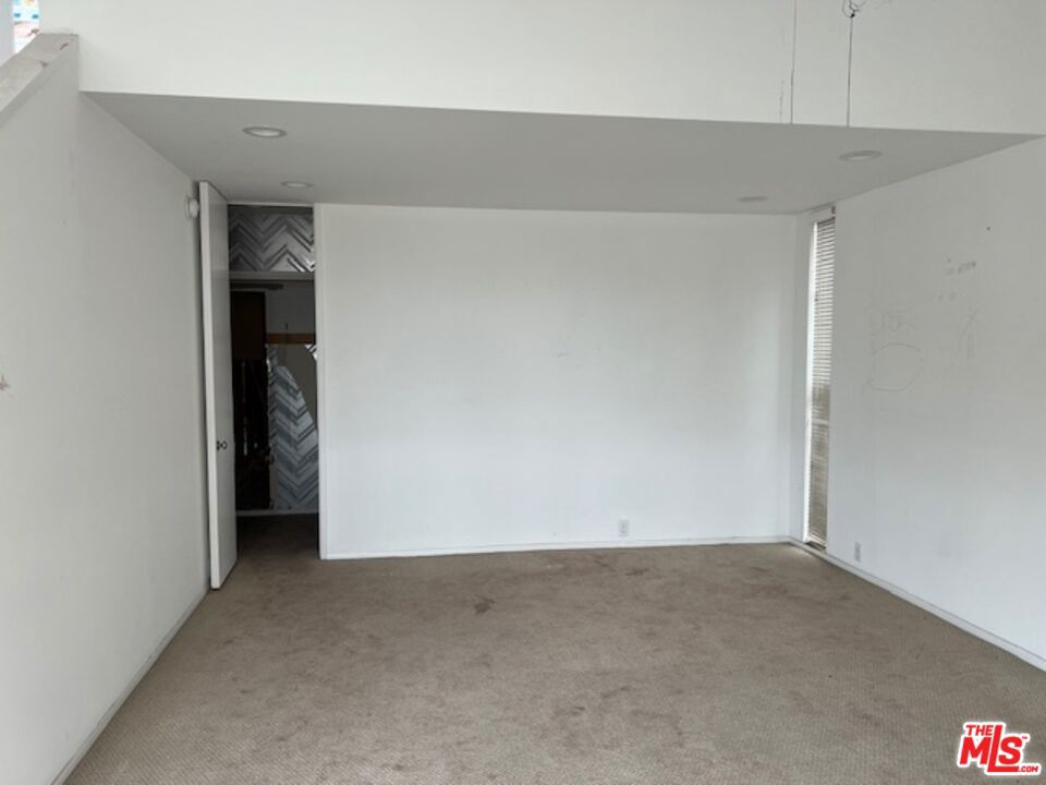 2411 Ocean Front Walk Property Photo 3