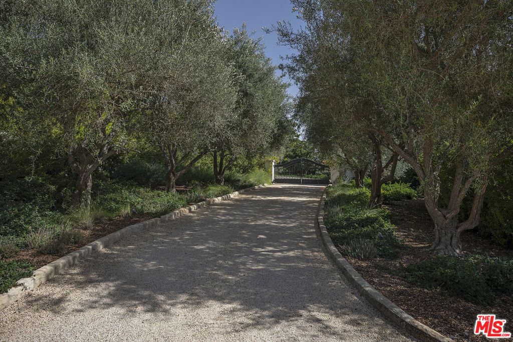 4110 Creciente Drive Property Photo 4