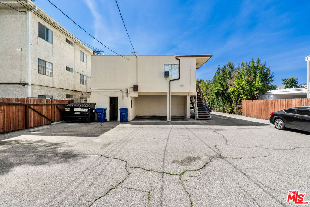 4436 Woodman Avenue Property Photo 12