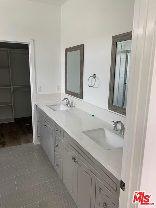 967 N Wilton Place Property Photo 10