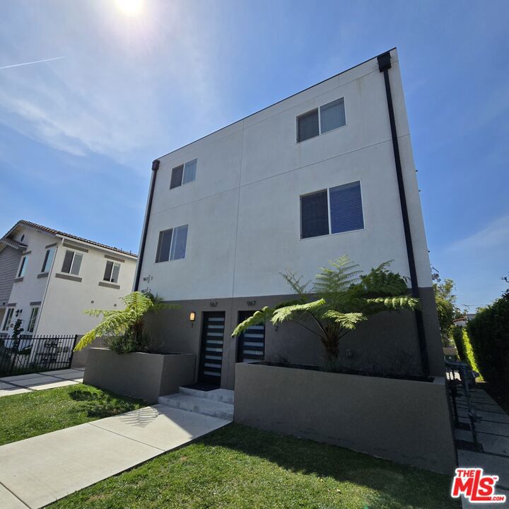 967 N Wilton Place Property Photo 13