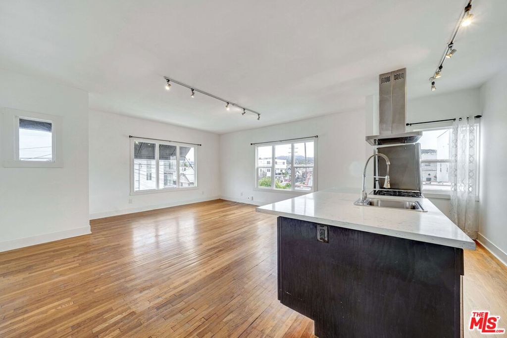 1216 N Kenmore Avenue Property Photo 2