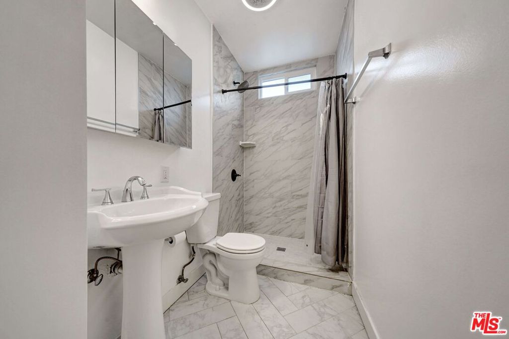 1216 N Kenmore Avenue Property Photo 4